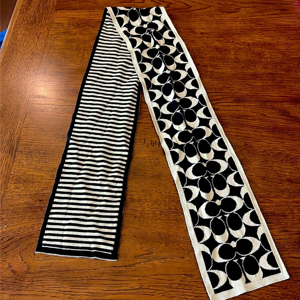 COACH EUC Off Black & White 💯 Merino Wool scarf. So cute with C patten & stripe